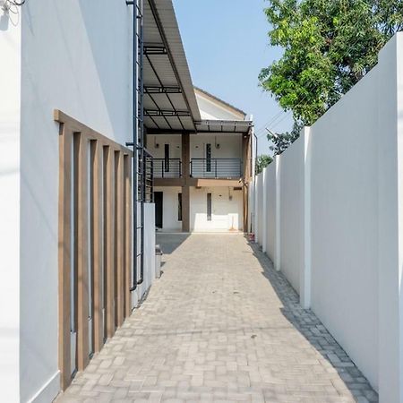 Reddoorz Plus Syariah Near Stasiun Tegal 2 Екстер'єр фото