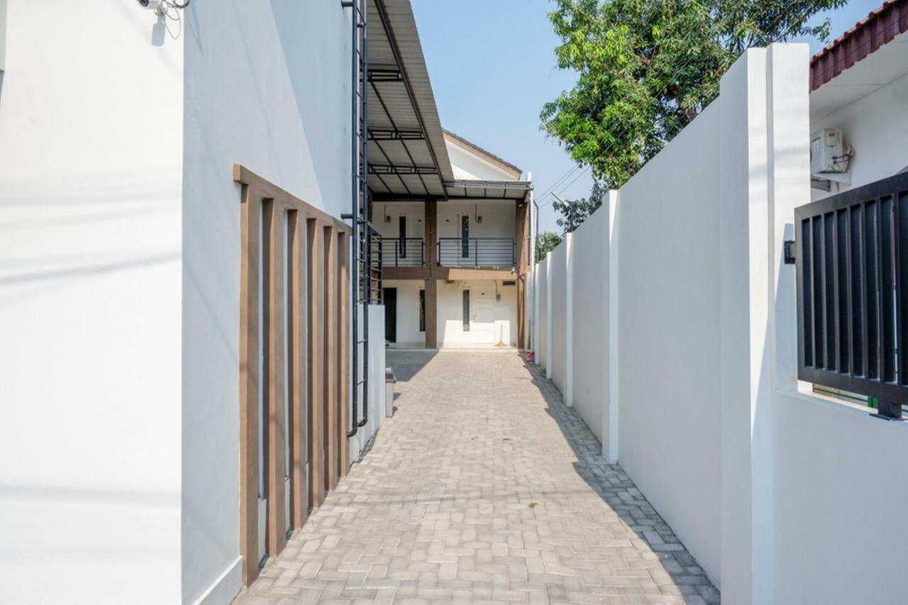 Reddoorz Plus Syariah Near Stasiun Tegal 2 Екстер'єр фото